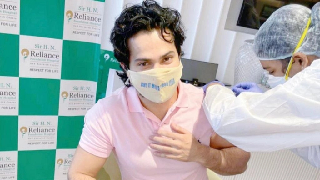 वरुण धवन ने ली कोरोना वैक्सीन की पहली खुराक