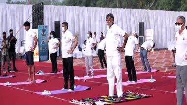 International Yoga Day 2021: केंद्रीय मंत्री प्रहलाद सिंह पटेल ने अंतर्राष्ट्रीय योग दिवस के अवसर पर लाल किले पर किया योग