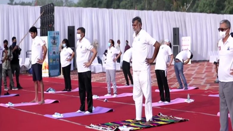 International Yoga Day 2021: केंद्रीय मंत्री प्रहलाद सिंह पटेल ने अंतर्राष्ट्रीय योग दिवस के अवसर पर लाल किले पर किया योग