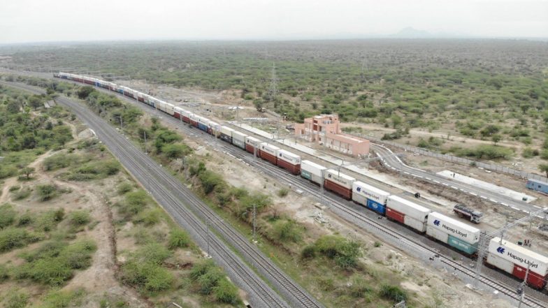 कोरोना काल में रेलवे को मिली एक और बड़ी उपलब्धि, यहां पटरी पर दौड़ी डबल कंटेनर ट्रेन, देखें तस्वीरें