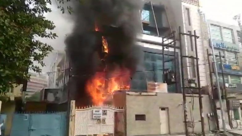 UP Fire: नोएडा में एक कॉल सेंटर में लगी आग, फायर ब्रिगेड की टीम मौके पर मौजूद