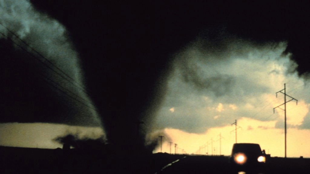 चेक गणराज्य में खतरनाक बवंडर से 5 लोगों की मौत, सैंकड़ों अन्य घायल