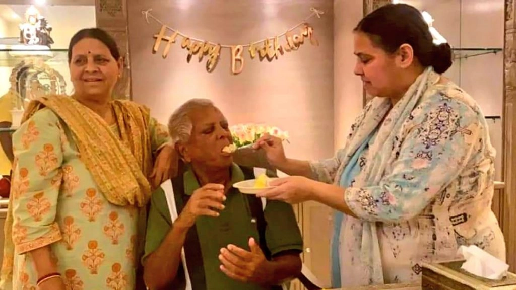 लालू ने दिल्ली में जन्मदिन पर काटा केक, मीसा भारती ने शेयर की तस्वीर