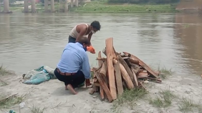 UP: गंगा के बढ़ते जलस्‍तर ने खड़ी की नई परेशानी, प्रयागराज में बाहर आने लगे दफनाए गए शव