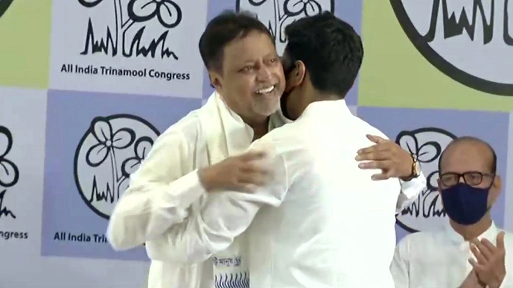 बीजेपी के बड़े नेता मुकुल रॉय ने अपने बेटे सुभ्रांशु के साथ तृणमूल कांग्रेस (TMC) जॉइन कर ली है. 