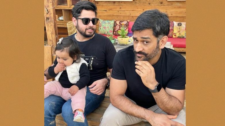 माही के खास दोस्त ने शेयर की लेटेस्ट तस्वीर, घने मुछों में नजर आए धोनी, देखें तस्वीर