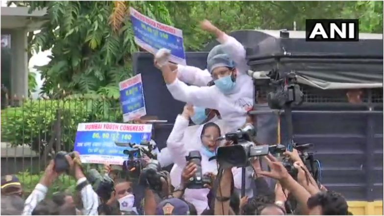 Mumbai: ईंधन की कीमतों में बढ़ोतरी के विरोध में युवा कांग्रेस कार्यकर्ताओं ने BJP दफ्तर के बाहर किया प्रदर्शन