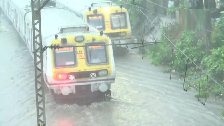Monsoon Update: मुंबई में समय से पहले मानसून की दस्तक, भारी बारिश से कई इलाकों में जलभराव, लोकल ट्रेन हुई ठप