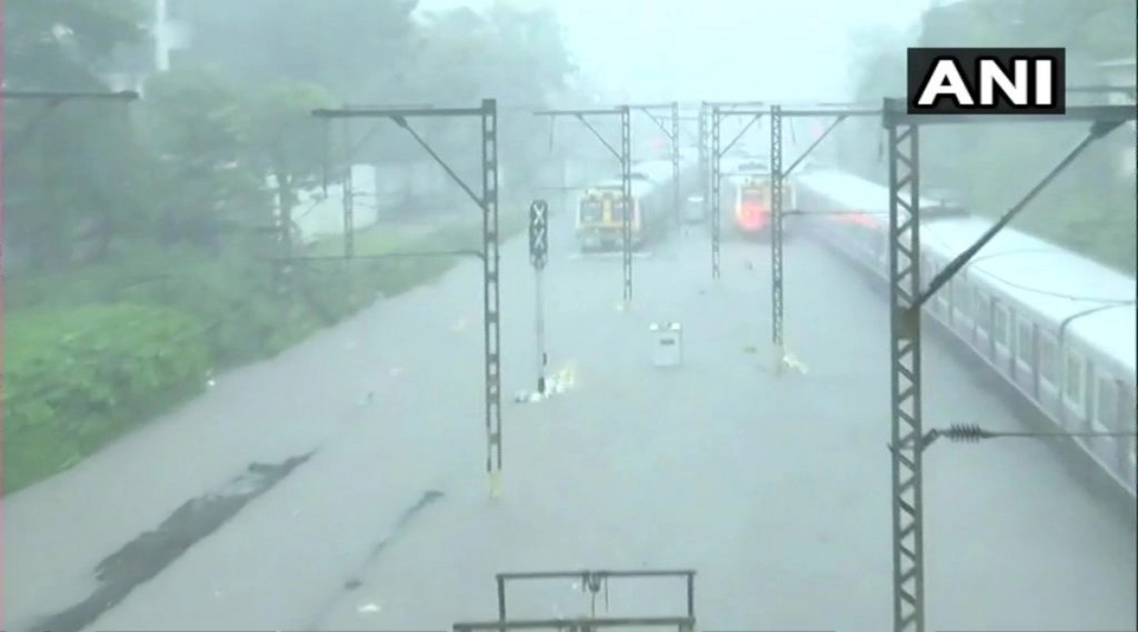 मुंबई में मानसून ने दी दस्तक, भारी बारिश हुई