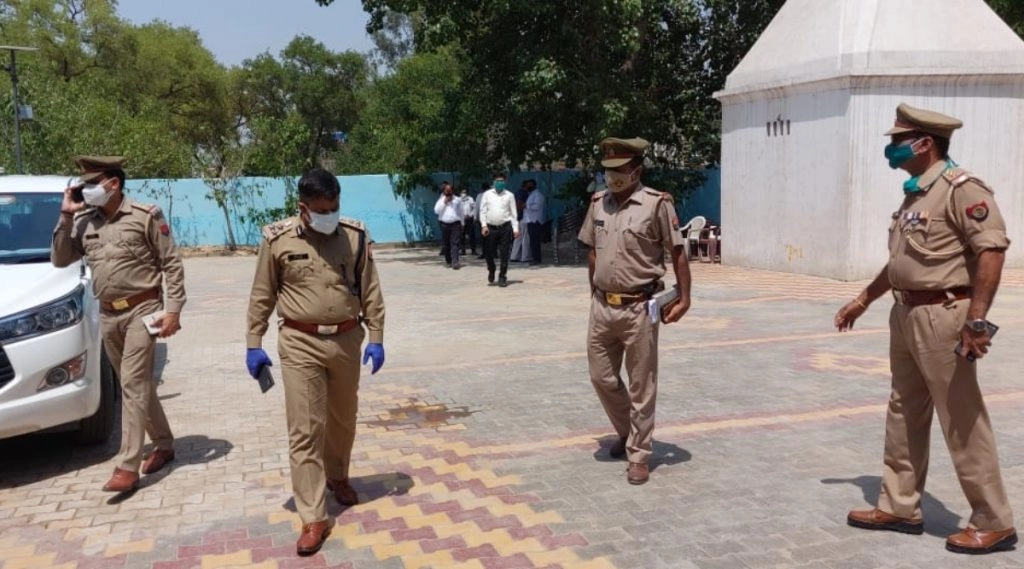 अवैध रूप से 10 लाख रुपये के पटाखे रखने के आरोप में एक व्यापारी गिरफ्तार