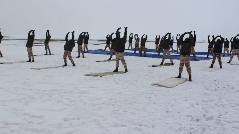 International Day of Yoga 2021: अंतरराष्ट्रीय योगा दिवस पर ITBP के जवानो ने लद्दाख में 18,000 फीट की ऊंचाई पर किया योग