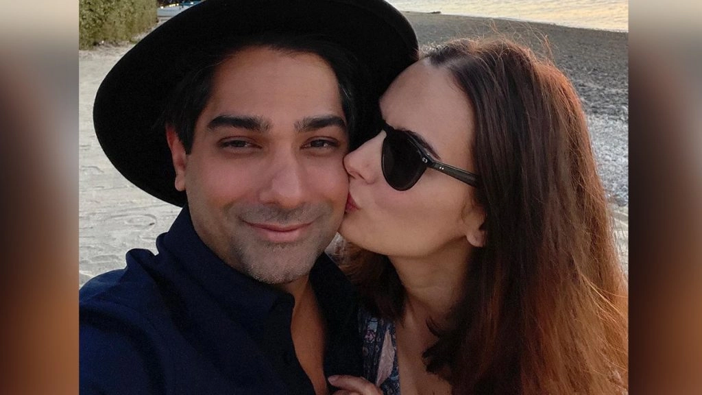 एवलिन शर्मा ऑस्ट्रेलिया में मना रही हैं हनीमून, पति तुषान भिंडी को किस करते हुए शेयर की रोमांटिक फोटोज