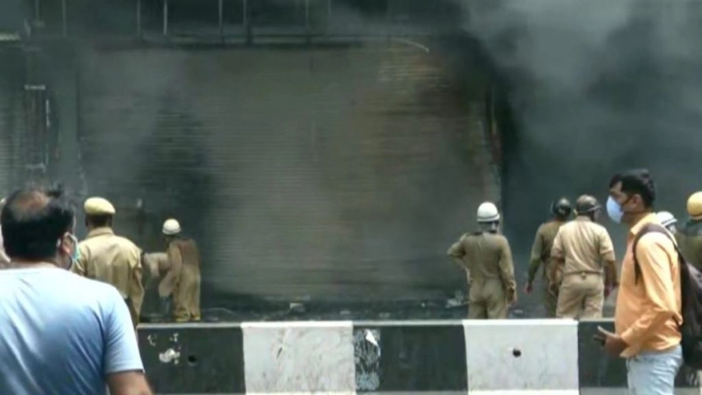 दिल्ली के लाजपत नगर मार्केट में लगी भीषण आग