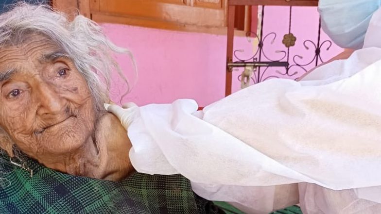 Jammu-Kashmir: बारामूला की रहने वाली 124 साल की बुजुर्ग महिला Rehtee Begum ने ली कोरोना वैक्सीन की पहली डोज