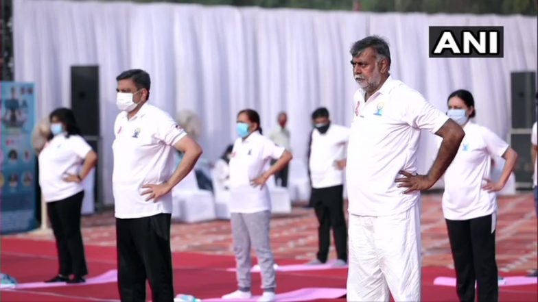 International Day Of Yoga 2021: अंतरराष्ट्रीय योग दिवस पर संस्कृति और पर्यटन मंत्री प्रह्लाद सिंह पटेल ने लाल किले में किया योग