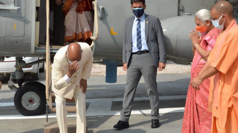 अपने गांव पहुंचते ही राष्ट्रपति रामनाथ कोविंद ने नतमस्तक होकर माथे पर लगाई जन्मभूमि की मिट्टी