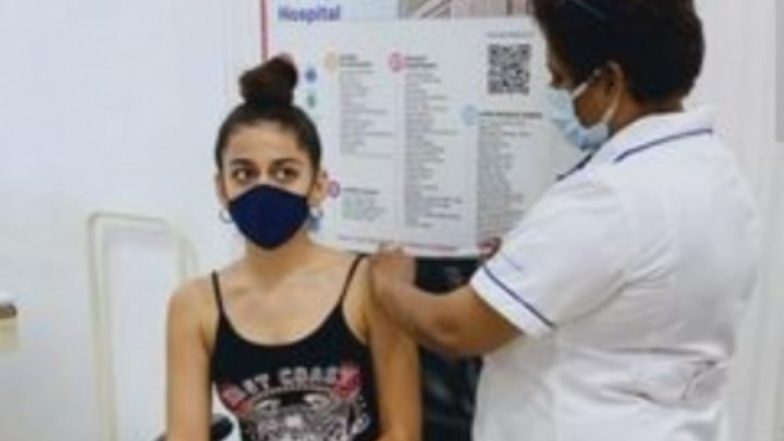 Alaya F ने लगवाई कोरोना वैक्सीन की पहली डोज, फोटो की शेयर