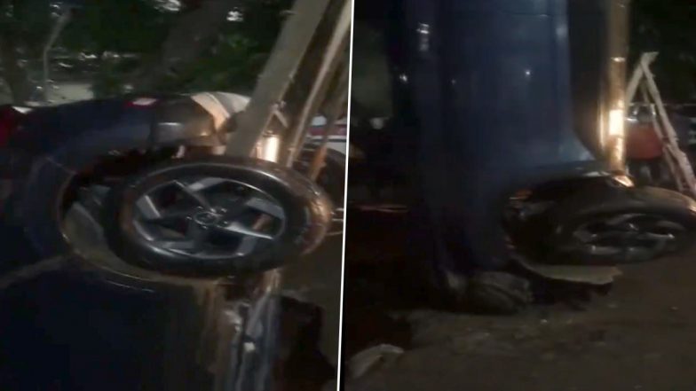 मुंबई के घाटकोपर में सिंकहोल में समाई कार को क्रेन की मदद से बाहर निकाला गया- देखें वीडियो