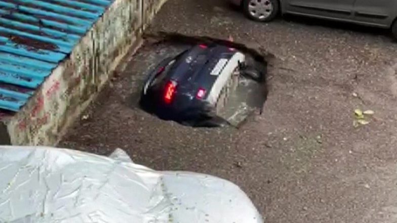 Mumbai: घाटकोपर में देखते ही देखते पल भर में सिंकहोल में समा गई पूरी कार, देखें वीडियो