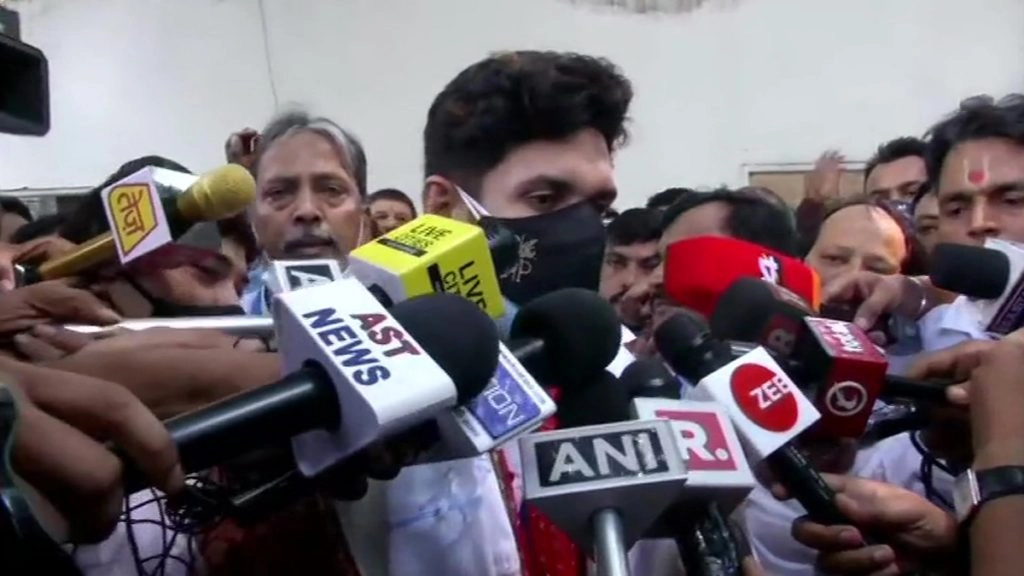 मेरे पिता और चाचा अब मेरे साथ नहीं हैं. इसलिए हमने आशीर्वाद यात्रा निकालने का फैसला लिया है.