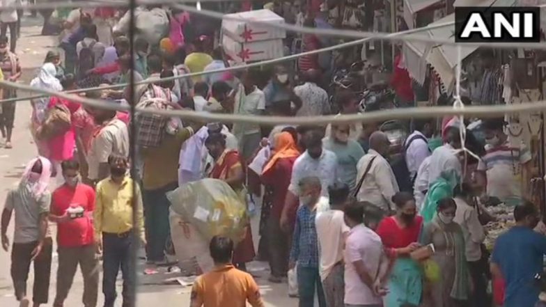 दिल्ली: सदर बाजार और आनंद विहार ISBT इलाके में उमड़ी लोगों की भारी भीड़, कोरोना नियमों का हुआ उल्लंघन