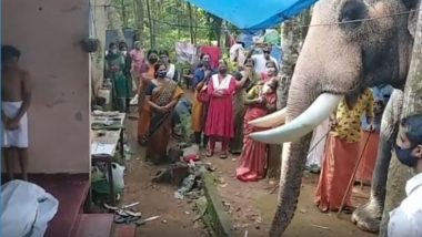 केरल: कैंसर के चलते हुई महावत की मौत, हाथी ने नम आंखों से ऐसे दी अपने मालिक को विदाई (Watch Viral Video)