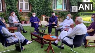 जम्मू-कश्मीर: PAGD के अध्यक्ष फारूक अब्दुल्ला ने पूर्व सीएम महबूबा मुफ्ती के आवास पर गठबंधन नेताओं के साथ की बैठक