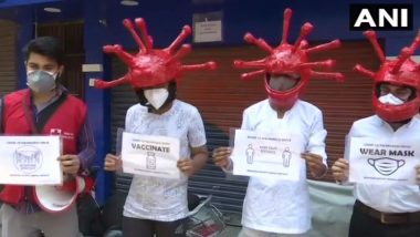 COVID-19: जम्मू-कश्मीर के युवाओं की अनोखी पहल, कोरोना हेलमेट पहनकर महामारी के प्रति लोगों को कर रहे हैं जागरूक