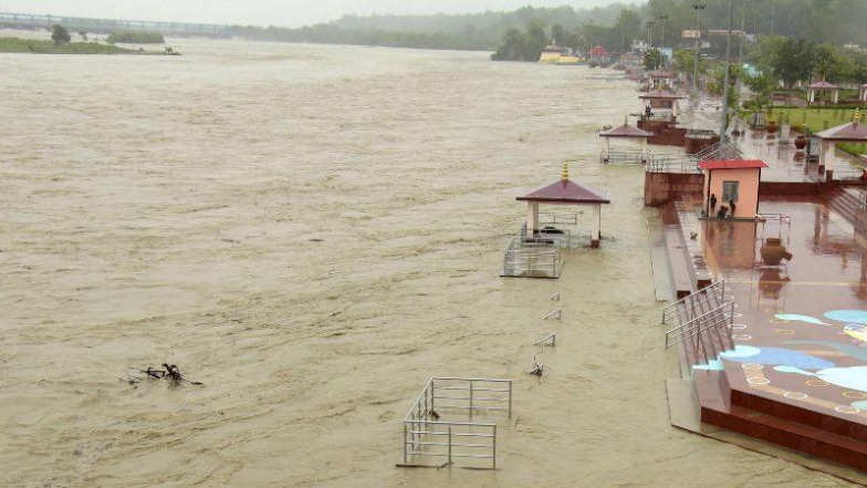पहाड़ी इलाकों में लगातार हो रही बारिश से यूपी की नदियों में उफान, उत्तराखंड में भूस्खलन ने बढ़ाई मुश्किलें