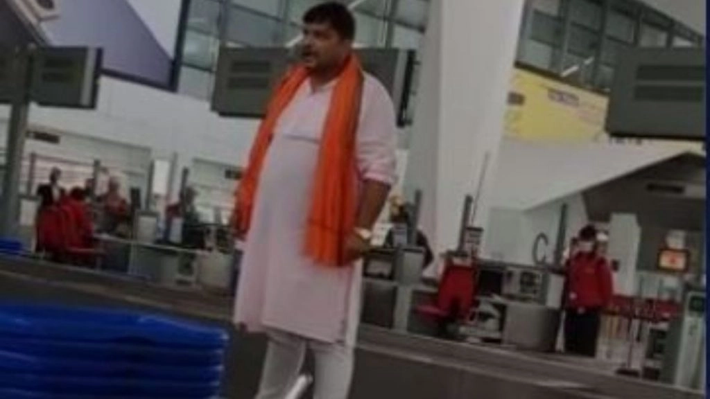 RT-PCR रिपोर्ट न दिखाने पर बोर्डिंग से मना करने के बाद शख्स का दिल्ली एयरपोर्ट पर हंगामा, हुआ गिरफ्तार