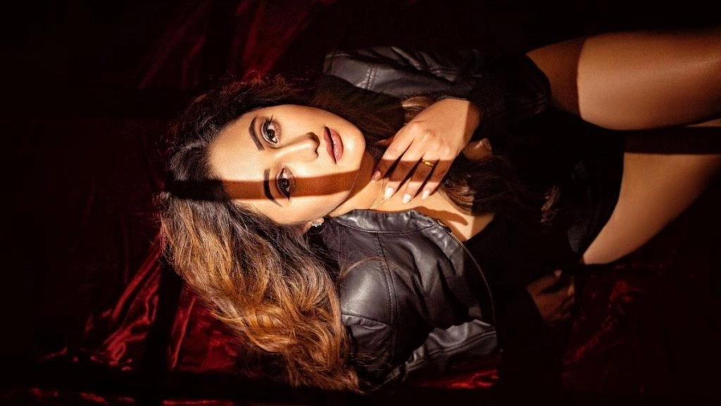 रश्मि देसाई ने ग्लैमरस फोटो शेयर कर हॉट अवतार दिखाया 