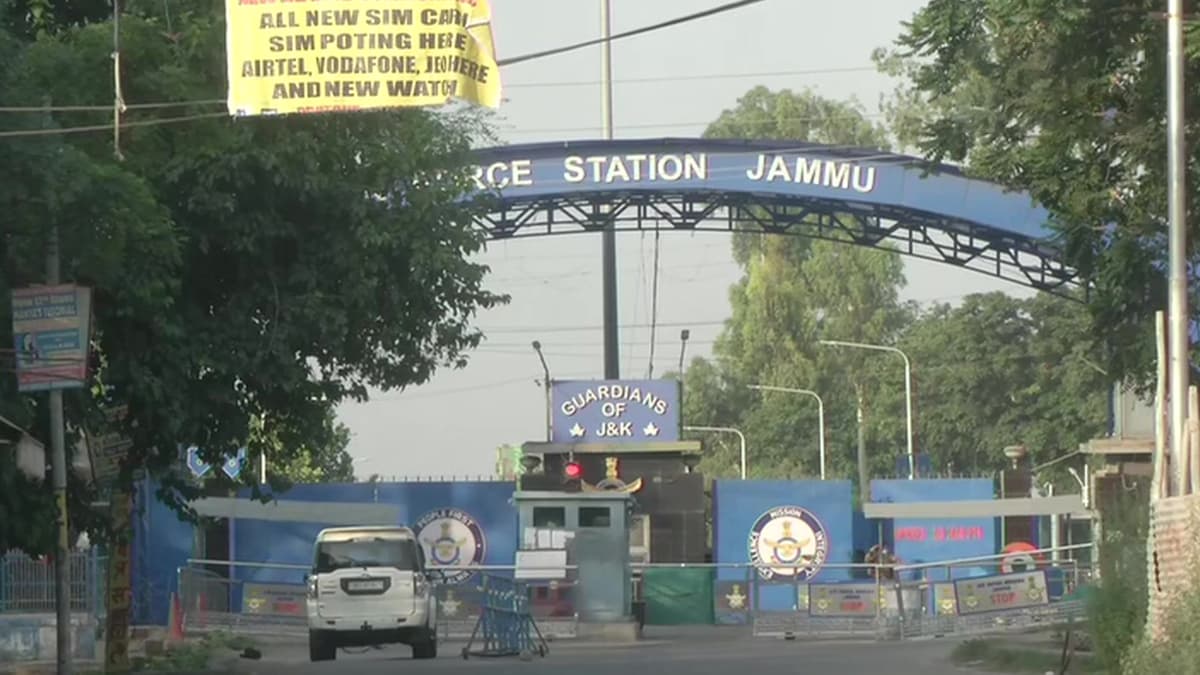 Jammu: वायुसेना स्टेशन में विस्फोटों के बाद पठानकोट एयरबेस पर हाई अलर्ट