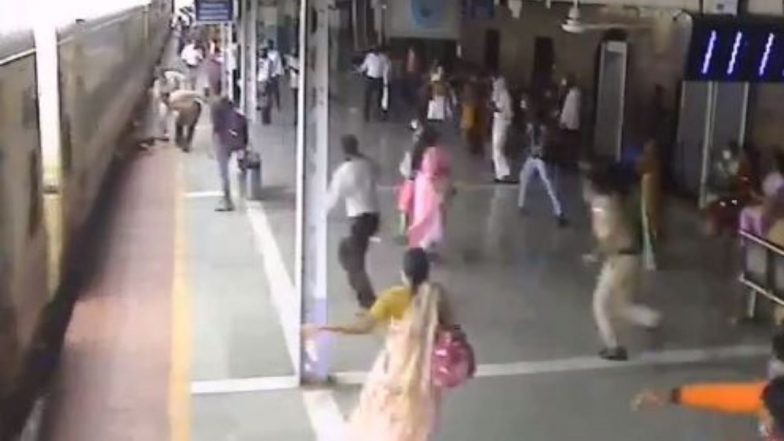 मुंबई: दादर स्टेशन पर चलती ट्रेन से पैर फिसलने के कारण गिरा बुजुर्ग, RPF के जवान ने ऐसे बचाई जान (Watch Video)
