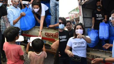 Sunny Leone ने पति डेनियल वेबर के साथ मिलकर जरूरतमंदो में बांटे खाने के पैकेट, देखिए Photos