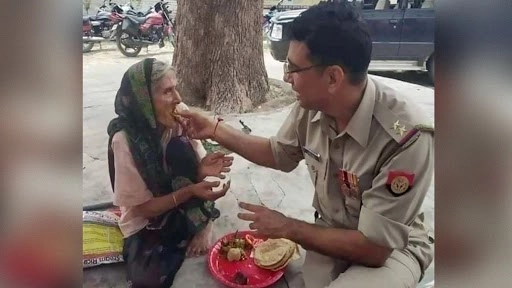 लिसकर्मी ने बुजुर्ग महिला को अपने हाथों से खिलाई पुरी-सब्जी, दयालू स्वभाव ने छुआ नेटिज़न्स का दिल