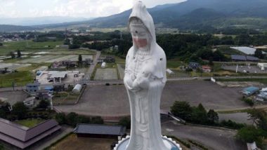 जापान की विशालकाय बौद्ध देवी को लगाया गया 35 किलो का फेस मास्क, लोग कर रहे हैं COVID भगाने की प्रार्थना