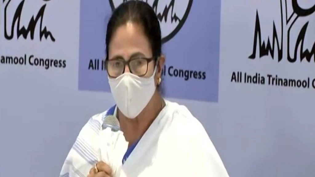 छोटे बच्चों की माताओं को टीका लगाना प्राथमिकता- ममता बनर्जी