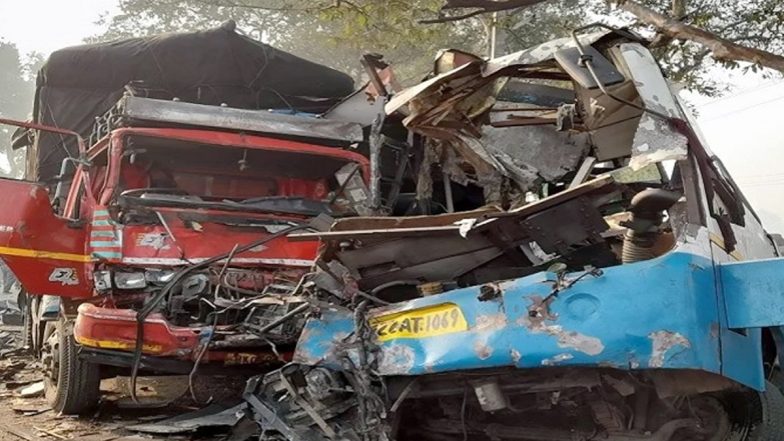 Uttar Pradesh: उत्तर प्रदेश के बस्ती में बस पलटी, 13 लोग घायल