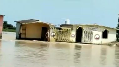 Bihar Flood: बिहार के दरभंगा में बाढ़ ने मचाई तबाही, पलक झपकते ही बह गया उप स्वास्थ्य केंद्र (देखें वीडियो)