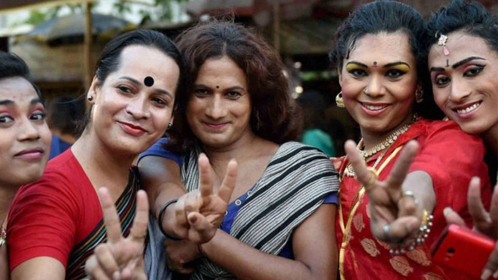 जम्मू : प्रतिद्वंद्वी समूह के हमले के विरोध में किन्नरों के समूह ने राजमार्ग अवरुद्ध किया