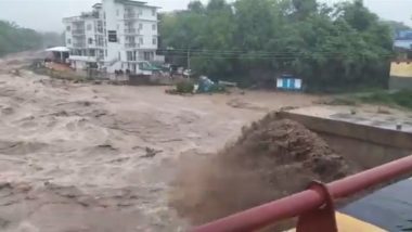 Flash Floods in Dharamshala: धर्मशाला में बादल फटने से सड़क पर सैलाब, Bhagsu Nag में आई बाढ़