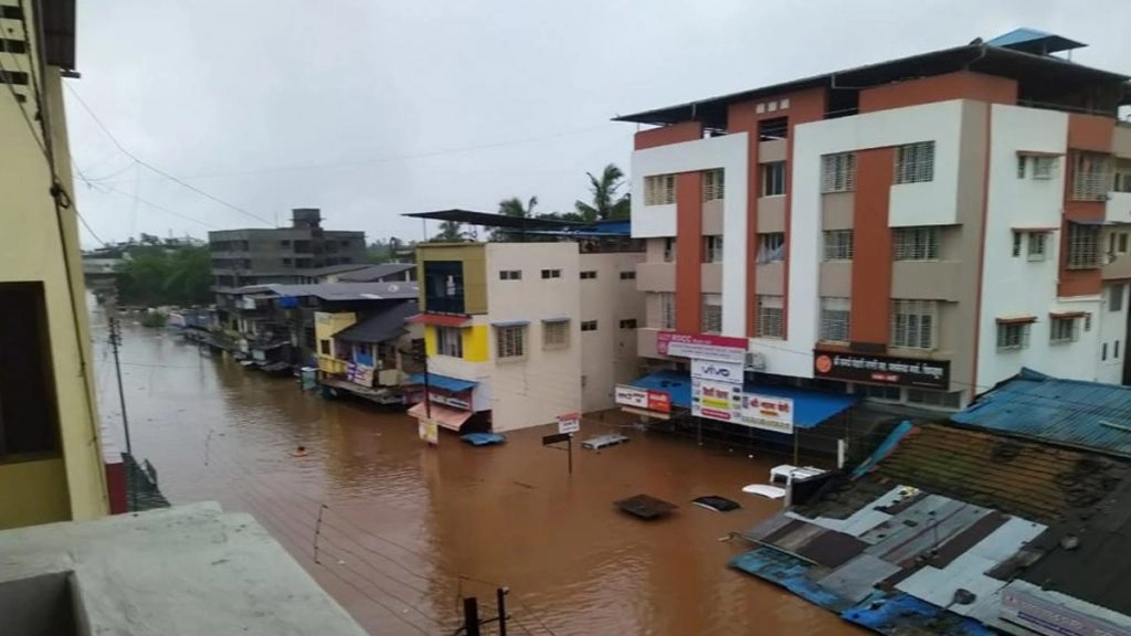 महाराष्ट्र सरकार की घोषणा, बाढ़ प्रभावित लोगों को देगी मुफ्त राशन और मिट्टी का तेल