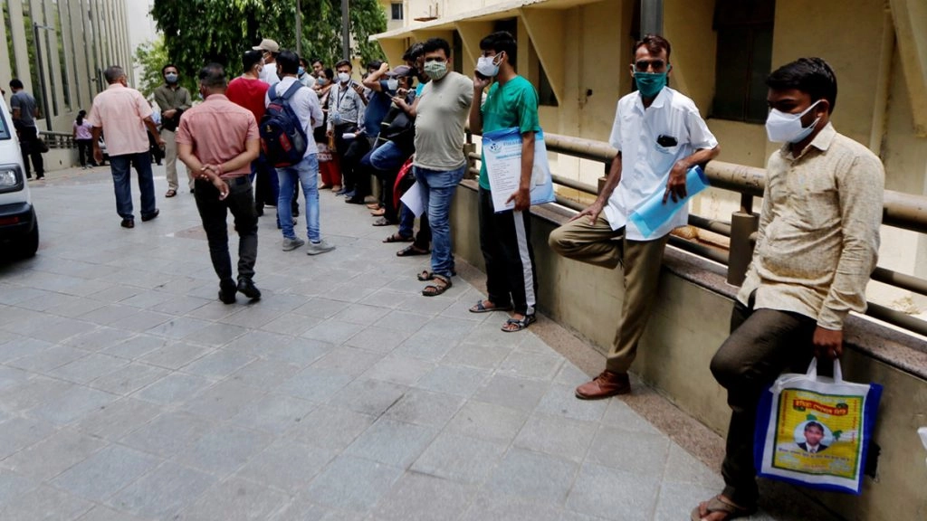 Omicron को लेकर देश में बढ़ेगी सख्ती? शादी, साभाओं और बाजारों सहित कई चीजों के लिए फिर बन सकते हैं नियम