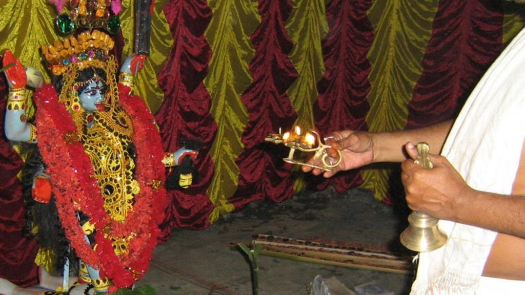 पूजा एवं आरती के समय घंटी क्यों बजाते है? जानें सैकड़ों साल पुरानी परंपरा का धार्मिक एवं वैज्ञानिक महत्व?  