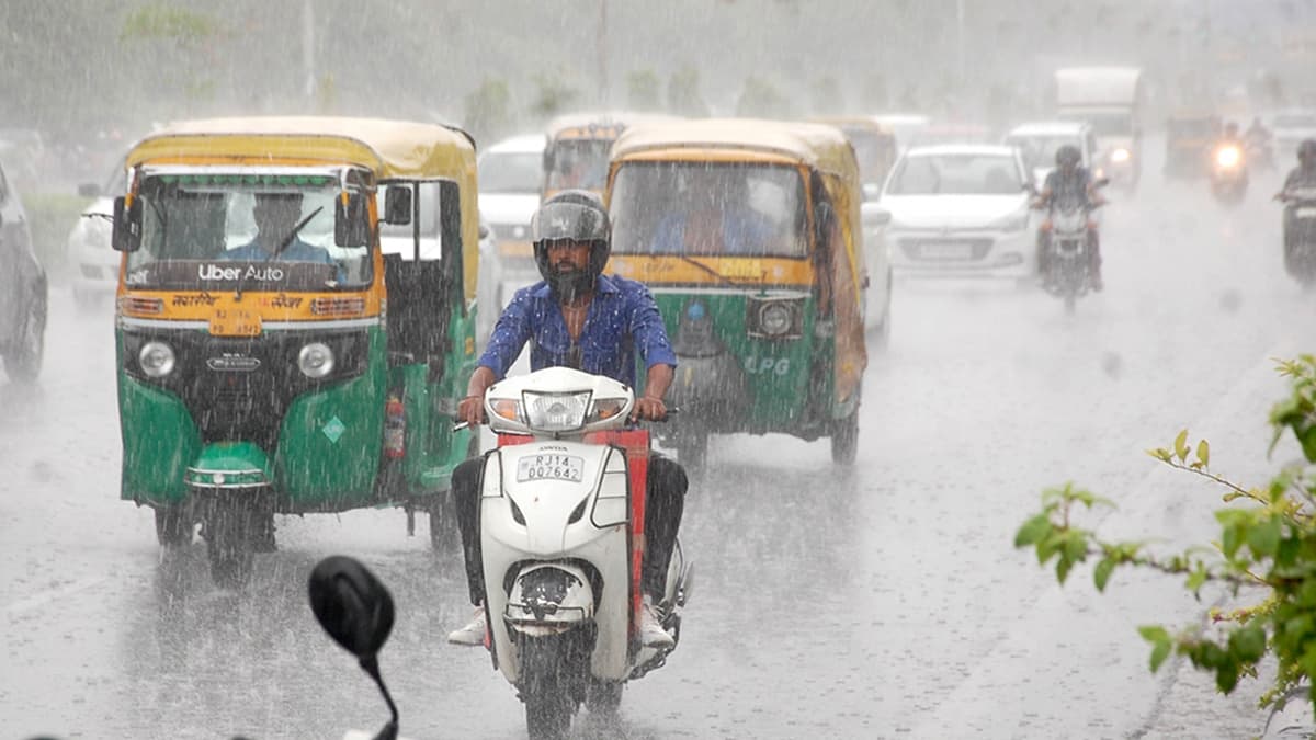 Delhi Rain Update: बारिश से दिल्ली में जलजमाव, ट्रैफिक जाम
