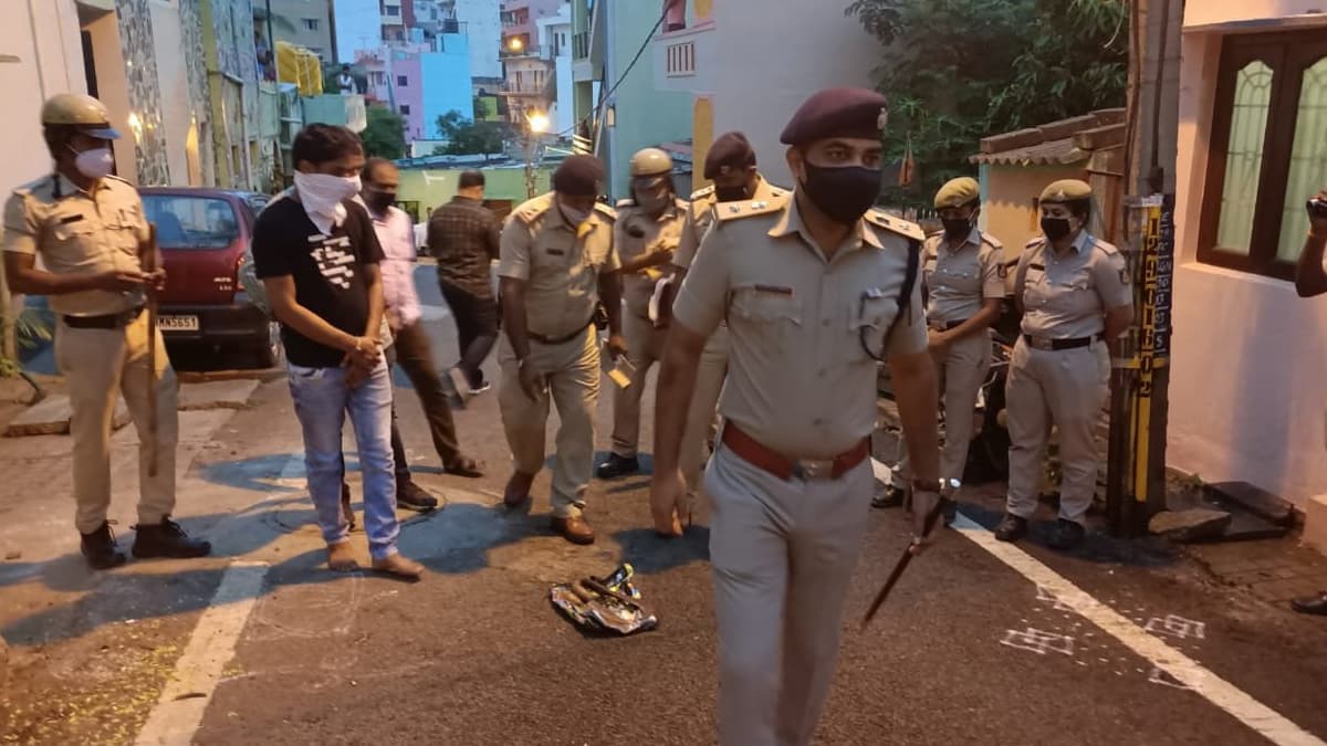 मैसूर: पुलिस को लूटने वाले चोरों को लोगों ने दबोचा, जमकर की पिटाई