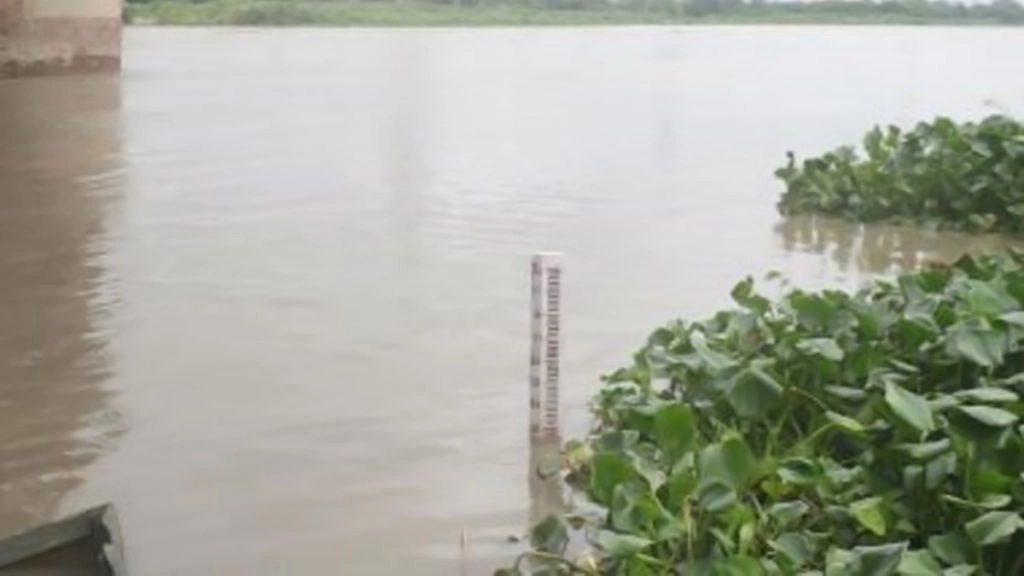 यमुना का जलस्तर खतरे के निशान से नीचे पहुंचा