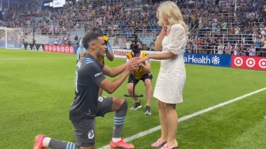 MLS: अमेरिकी फुटबॉलर हसनी डॉटसन ने मैदान में घुटनों के बल बैठ गर्लफ्रेंड को किया प्रपोज (देखें वीडियो)