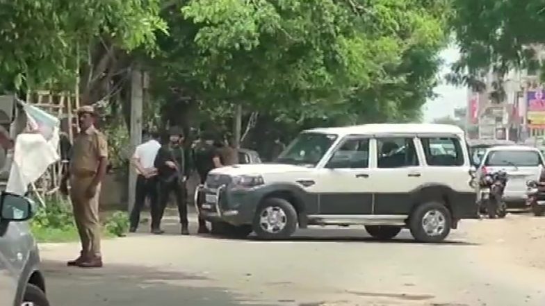 Uttar Pradesh: लखनऊ में संदिग्ध आतंकियों के पकड़े जाने के बाद मथुरा में श्रीकृष्ण जन्मस्थान समेत प्रमुख स्थलों की सुरक्षा बढ़ी