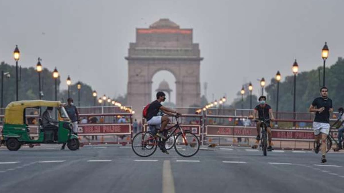 COVID-19: राजधानी में कोरोना की खतरनाक रफ्तार, रेड अलर्ट के करीब दिल्ली, लग सकता है पूर्ण कर्फ्यू!